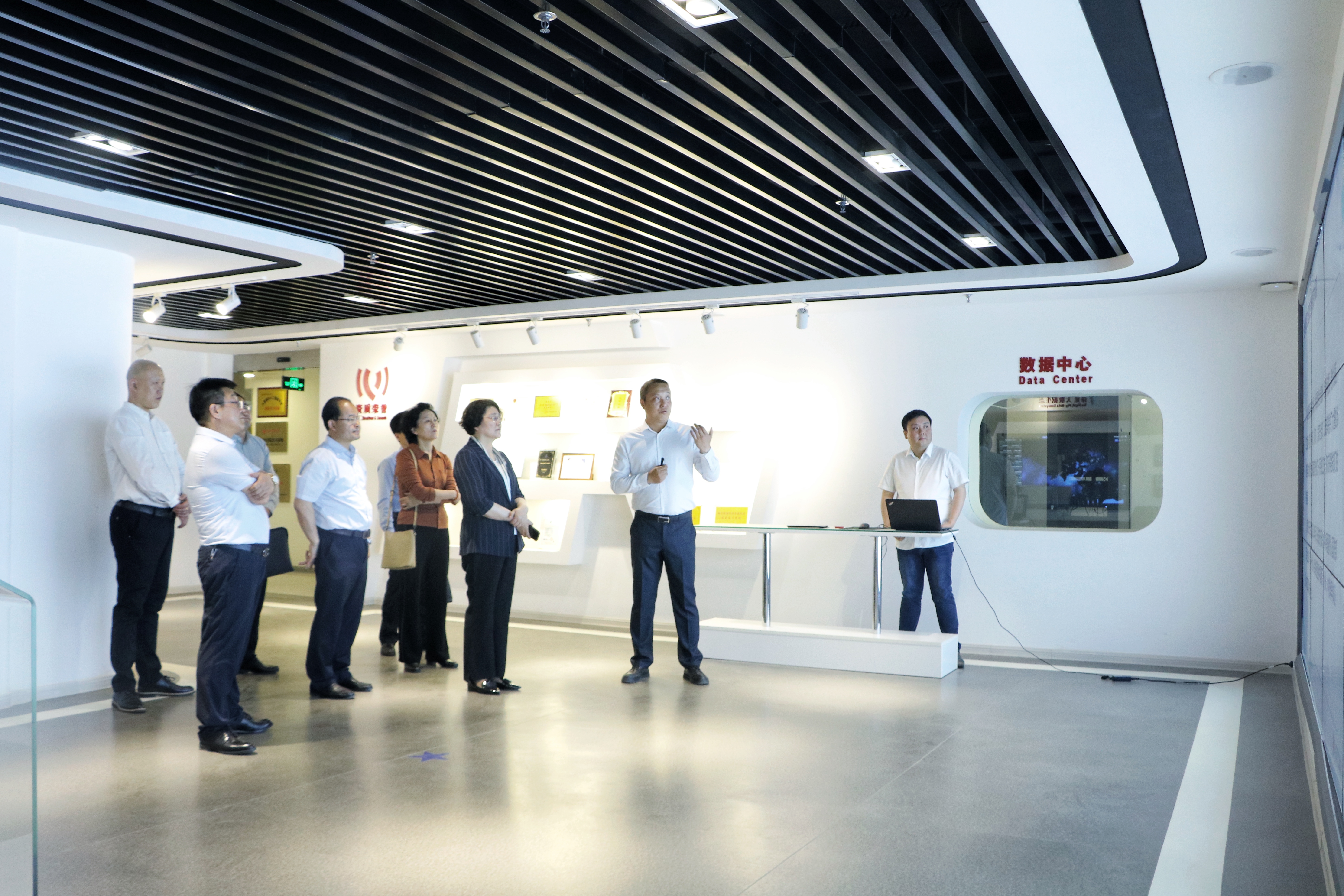 3宋樹(shù)紅一行參觀公司大數(shù)據(jù)與人工智能展廳.jpg